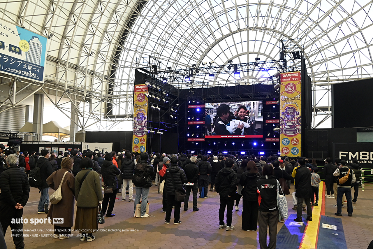 カスタマイズアリーナでは、トークショー前から多くの観客が足を運んでいました