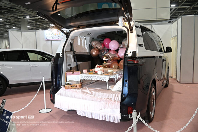 縁日やバースデーパーティーを彷彿とさせるデコレーションを施した車両が展示されていました。たくさんのバルーンにケーキが飾られており、こういった誕生日会を開くと友達の思い出にも残るかもしれません