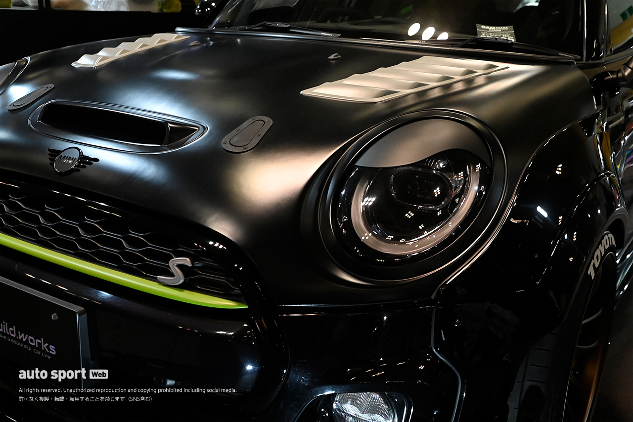 MINI COOPER.のライトがとてもかっこいい！　普段街中で見かけると可愛い印象を持っていますが、そのイメージを覆すカスタムでした。