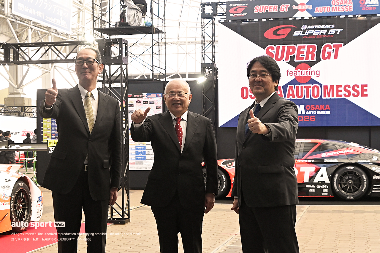 初日にはGTアソシエイション（GTA）代表の坂東正明氏をはじめ、テープカットなども行われ、その後にはブース内で記念撮影もありました