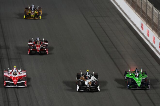 アントニオ・フェリックス・ダ・コスタ（ジャガーTCSレーシング）とオリバー・ローランド、セバスチャン・ブエミ