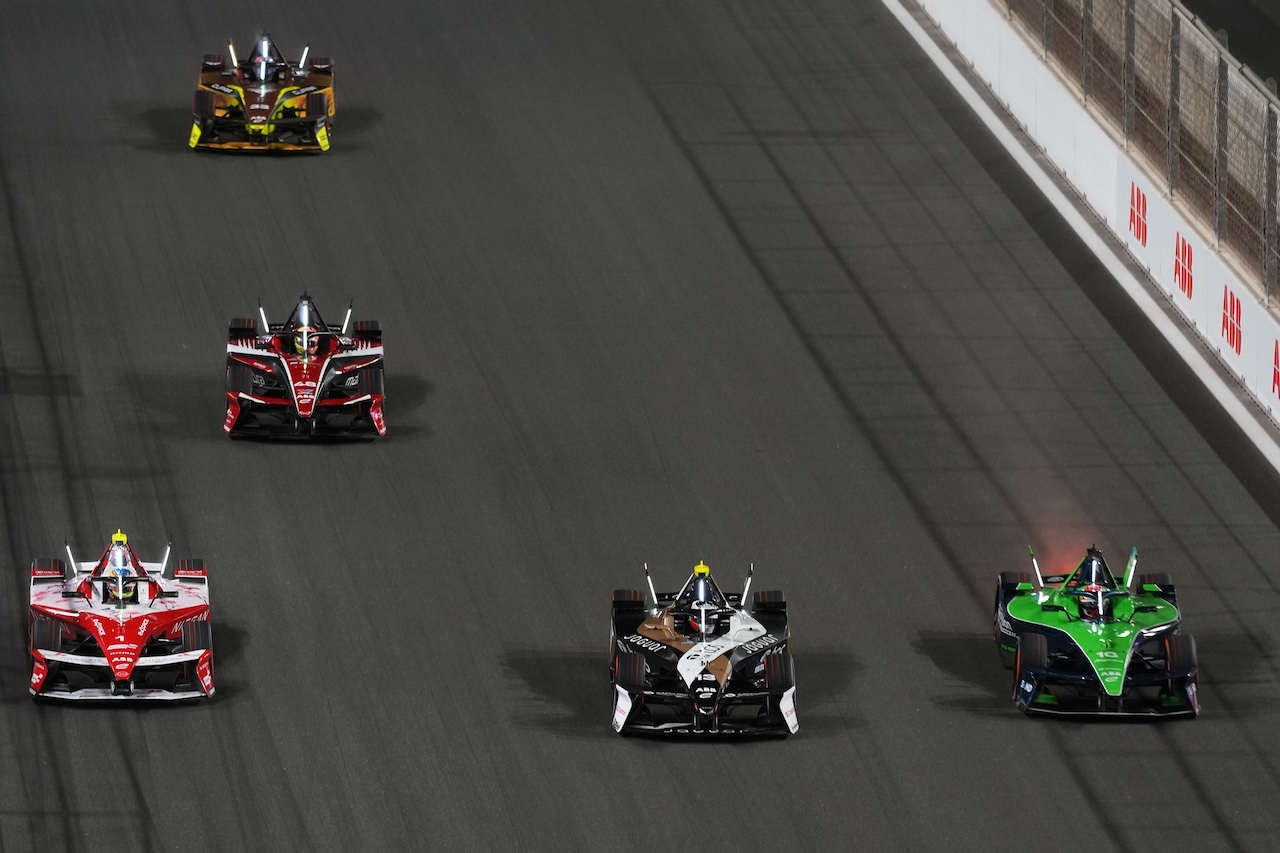 アントニオ・フェリックス・ダ・コスタ（ジャガーTCSレーシング）とオリバー・ローランド、セバスチャン・ブエミ