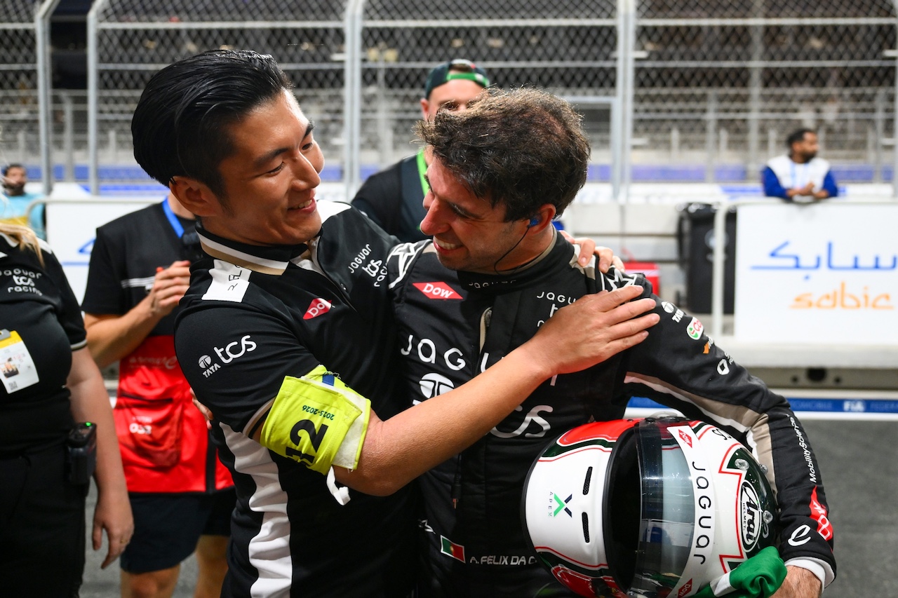 アントニオ・フェリックス・ダ・コスタ（ジャガーTCSレーシング）と塩満一登