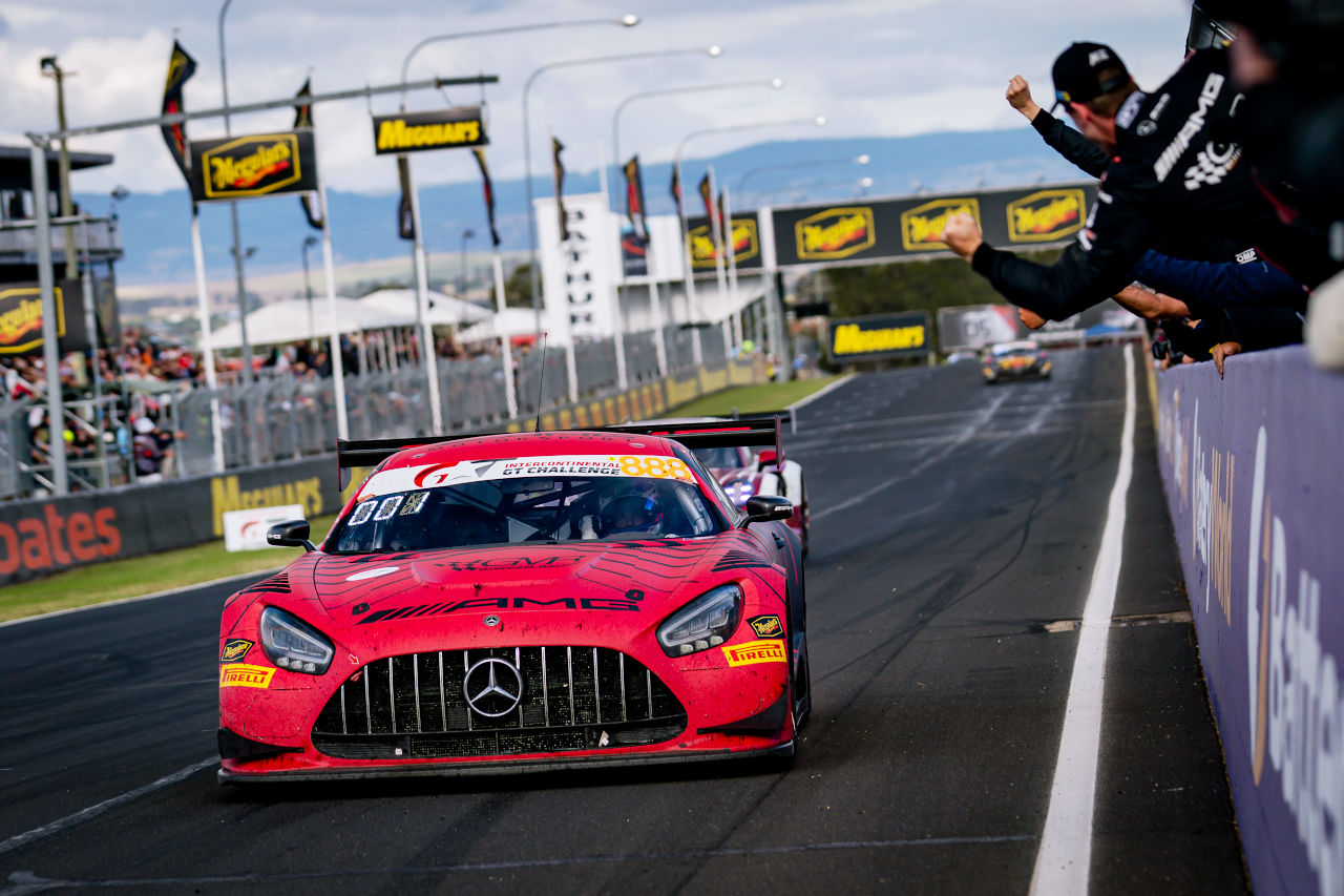 カンガルーとの衝突や大クラッシュなど、荒れたIGTC開幕戦をグループMメルセデスが制す。AMG GT3は『バサースト12時間』最多の4勝目