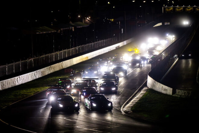 カンガルーとの衝突や大クラッシュなど、荒れたIGTC開幕戦をグループMメルセデスが制す。AMG GT3は『バサースト12時間』最多の4勝目