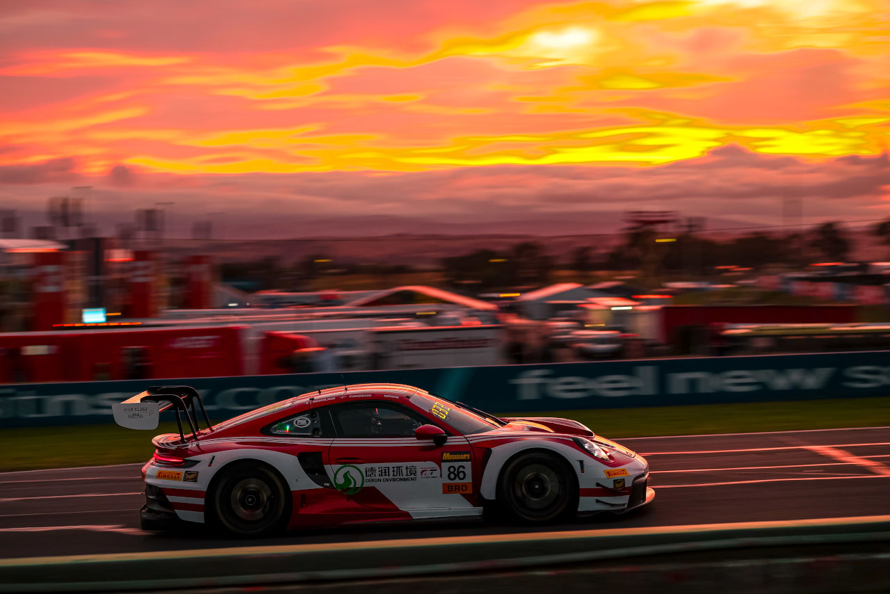 カンガルーとの衝突や大クラッシュなど、荒れたIGTC開幕戦をグループMメルセデスが制す。AMG GT3は『バサースト12時間』最多の4勝目