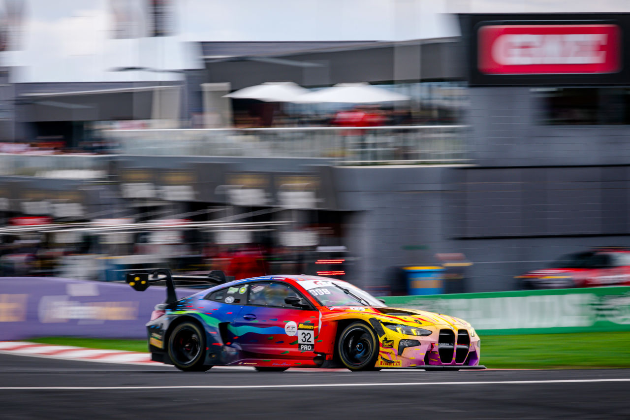 「馬鹿げてる！」首位争い中に接触。追突したグーノンがK.ファン・デル・リンデを非難／IGTCバサースト12時間