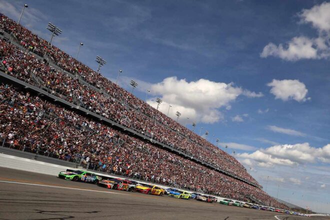 僚友の力強いプッシュを受け、トヨタのレディックが最終周大逆転の初制覇／NASCAR開幕戦デイトナ500