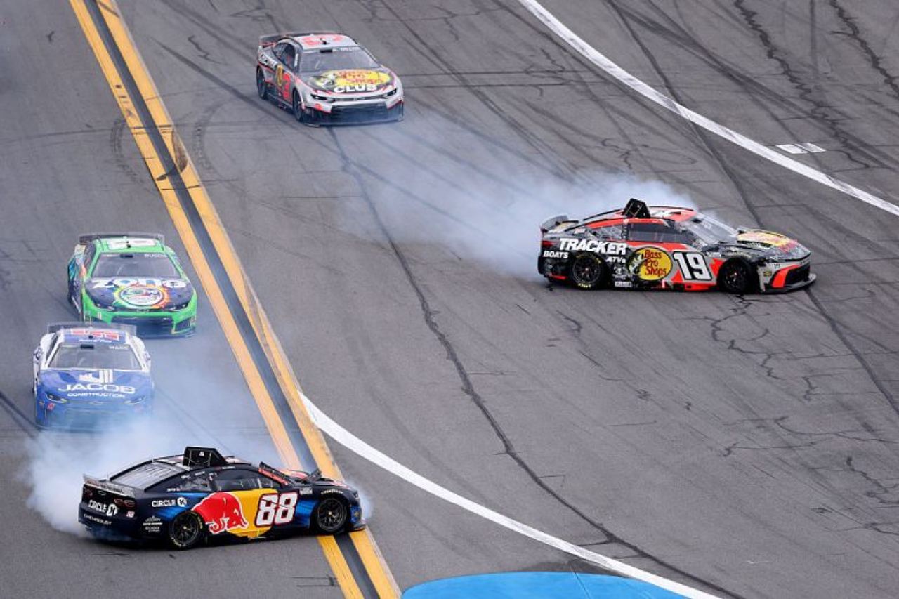 僚友の力強いプッシュを受け、トヨタのレディックが最終周大逆転の初制覇／NASCAR開幕戦デイトナ500