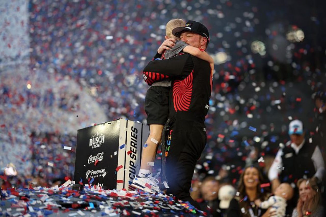 僚友の力強いプッシュを受け、トヨタのレディックが最終周大逆転の初制覇／NASCAR開幕戦デイトナ500