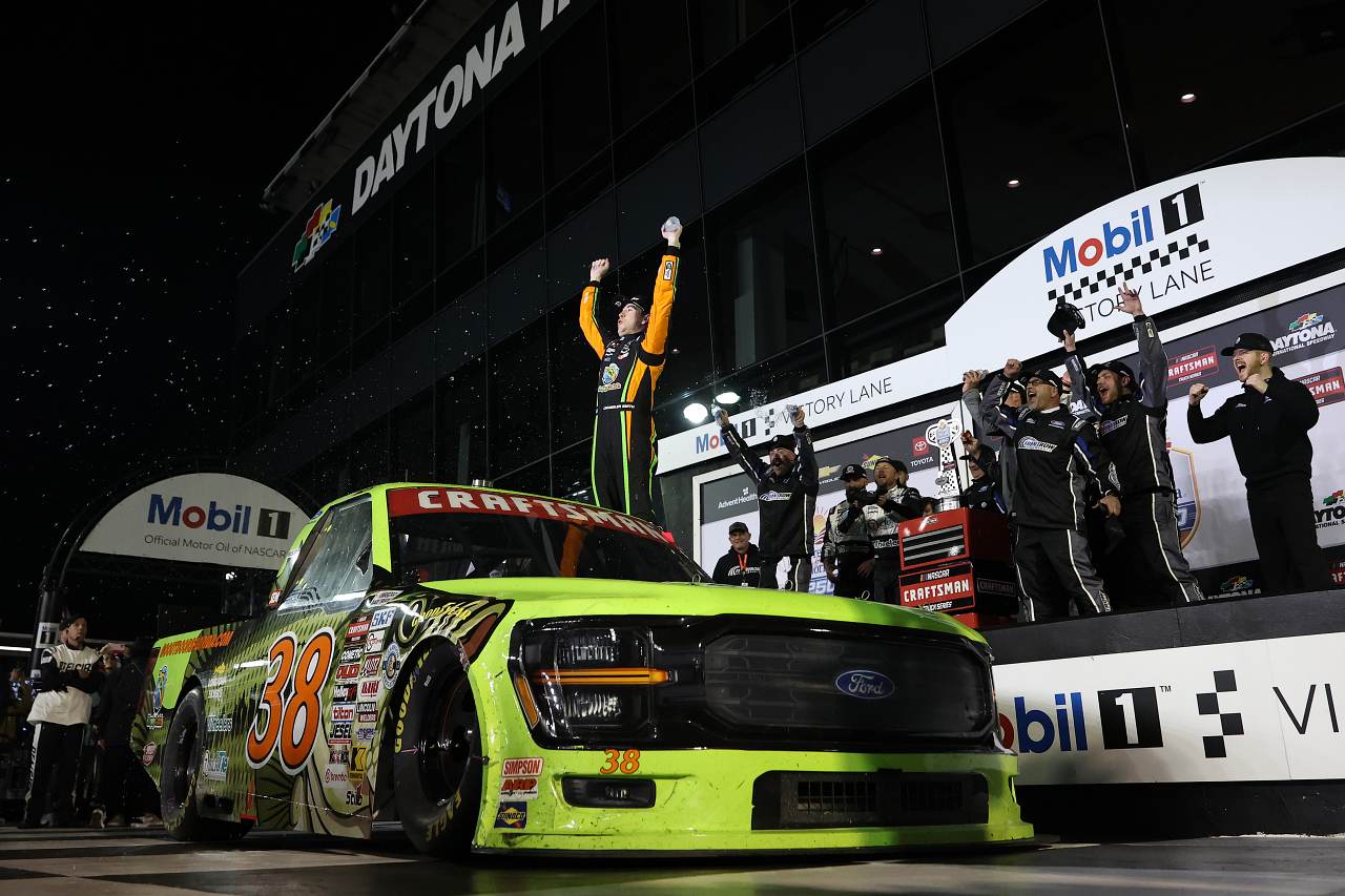 僚友の力強いプッシュを受け、トヨタのレディックが最終周大逆転の初制覇／NASCAR開幕戦デイトナ500