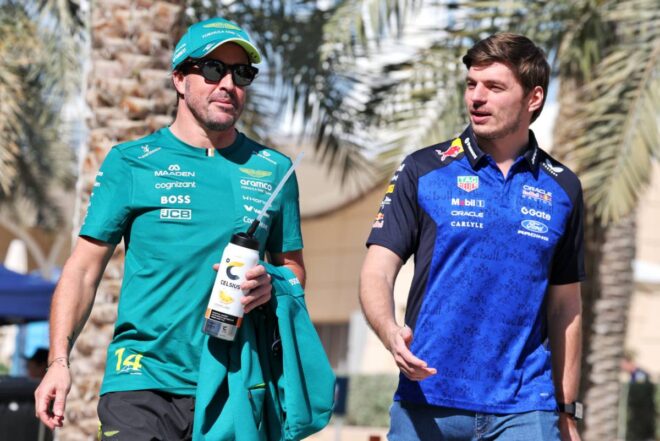 フェルナンド・アロンソ（アストンマーティン）＆マックス・フェルスタッペン（レッドブル）