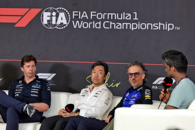 記者会見でのジェームズ・ボウルズ（ウイリアムズ代表）、小松礼雄（ハース代表）、ローラン・メキース（レッドブル代表）