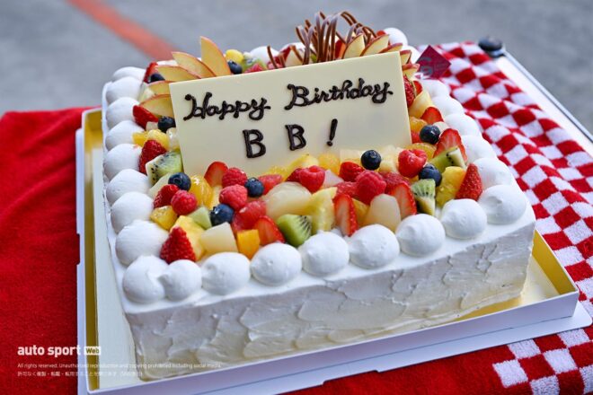 ベルトラン・バゲットさんハッピーバースデー！ ケーキつまみ食いの平峰一貴らニッサンドライバーがお祝い