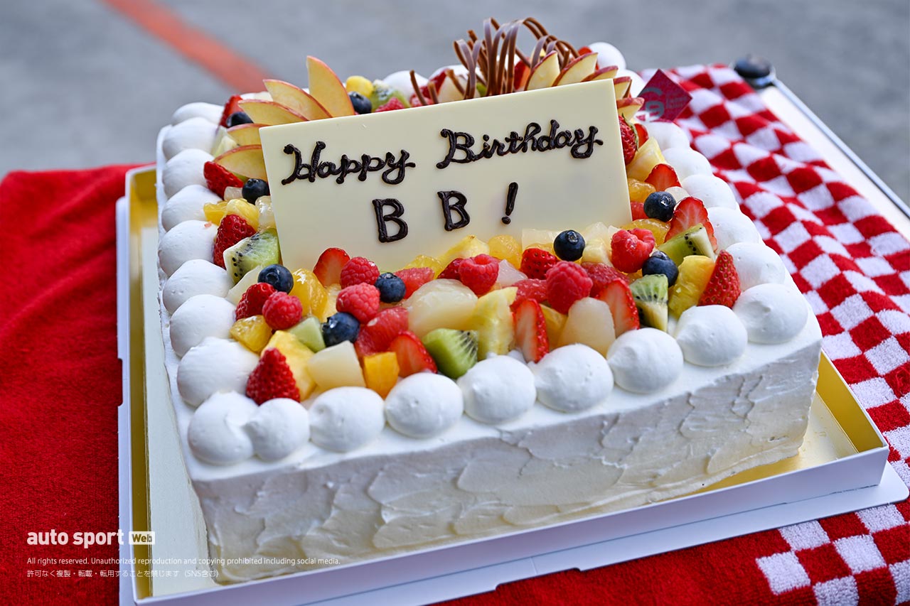 ベルトラン・バゲットさんハッピーバースデー！ ケーキつまみ食いの平峰一貴らニッサンドライバーがお祝い