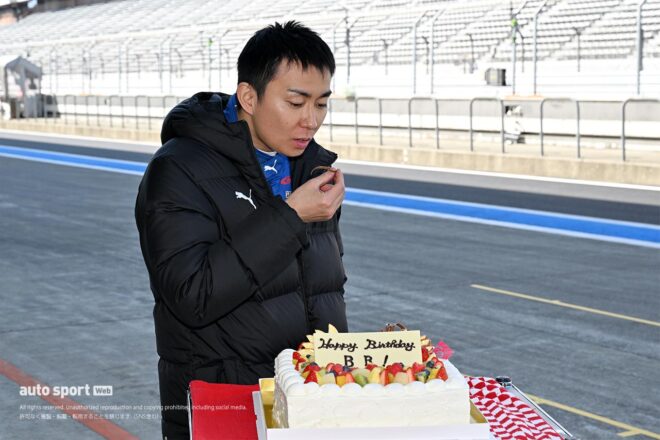ベルトラン・バゲットさんハッピーバースデー！ ケーキつまみ食いの平峰一貴らニッサンドライバーがお祝い