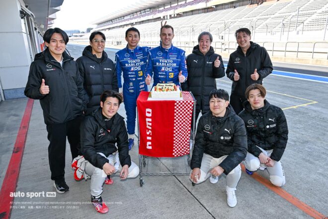 ベルトラン・バゲットさんハッピーバースデー！ ケーキつまみ食いの平峰一貴らニッサン／ニスモメンバーがお祝い