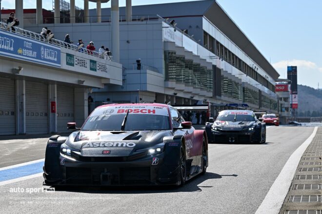 富士スピードウェイで11台が参加しGT500メーカーテストがスタート。TGR TEAM ENEOS ROOKIEの14号車が最速