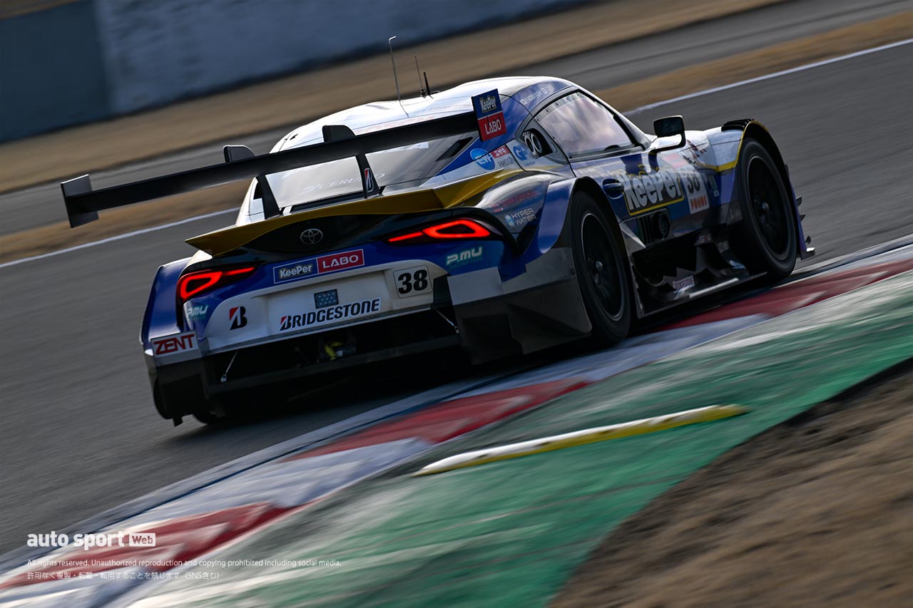 富士スピードウェイで11台が参加しGT500メーカーテストがスタート。TGR TEAM ENEOS ROOKIEの14号車が最速