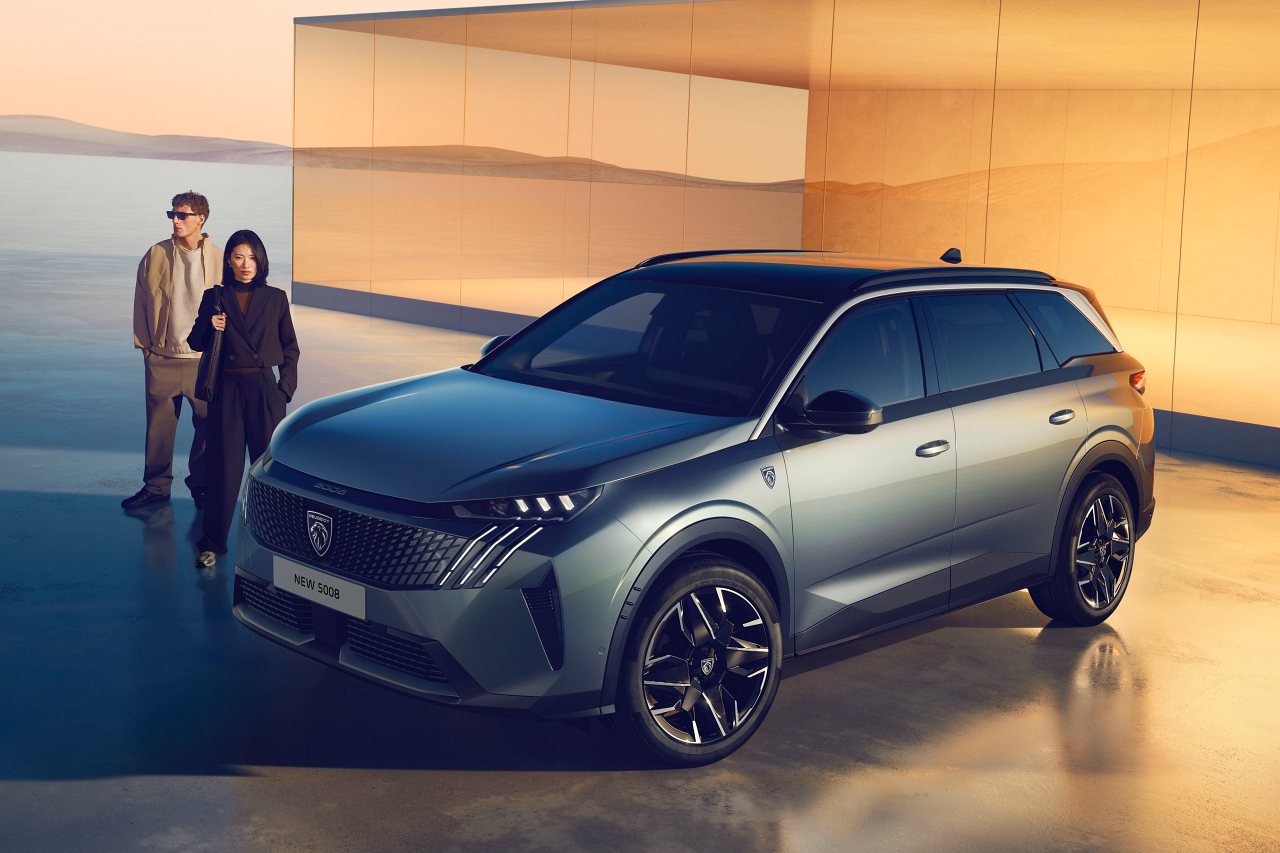プジョーの3列7シートSUV『5008』が刷新。最新ハイブリッド搭載で燃費は18.4km／リッターに