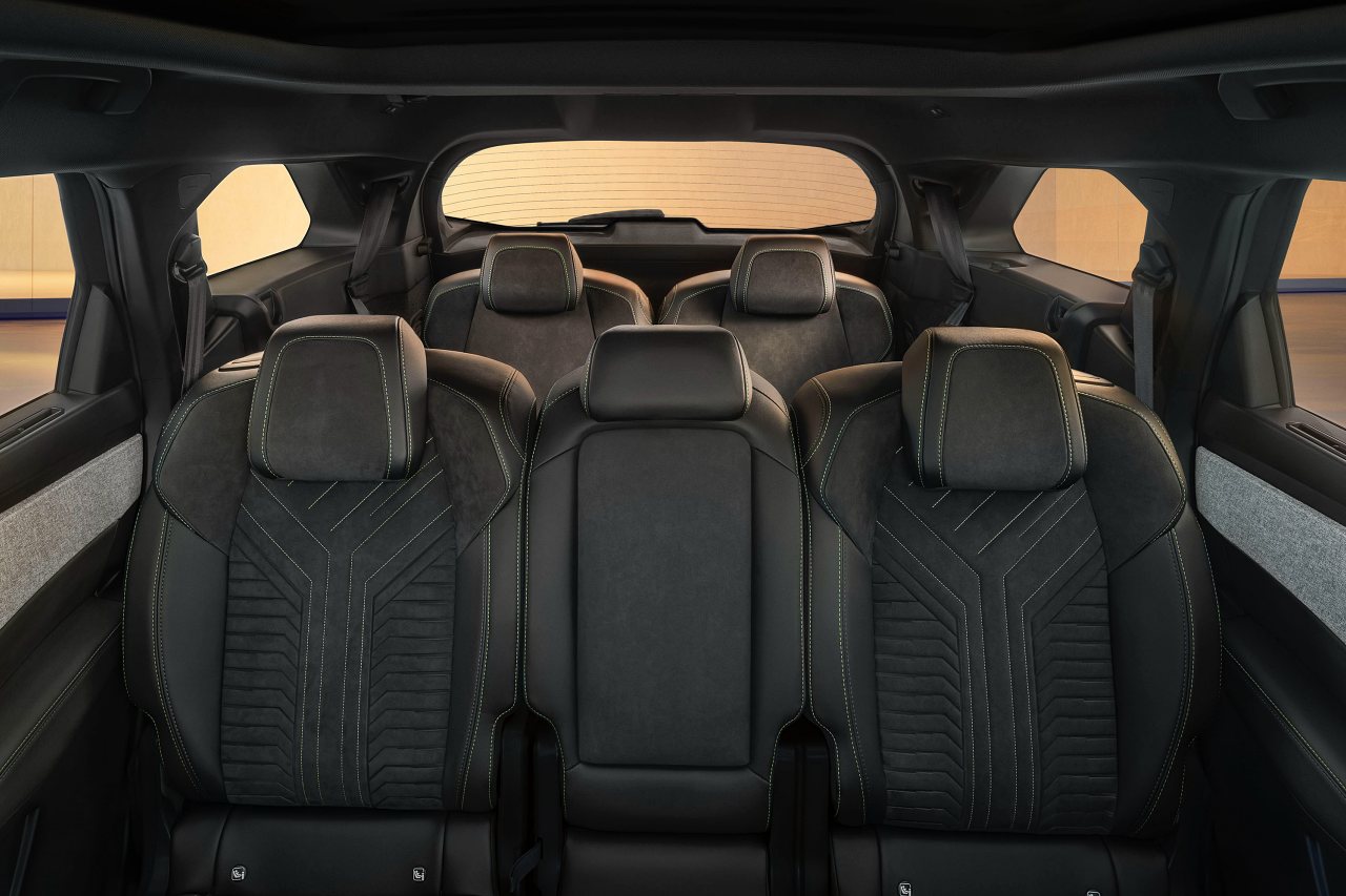 プジョーの3列7シートSUV『5008』が刷新。最新ハイブリッド搭載で燃費は18.4km／リッターに
