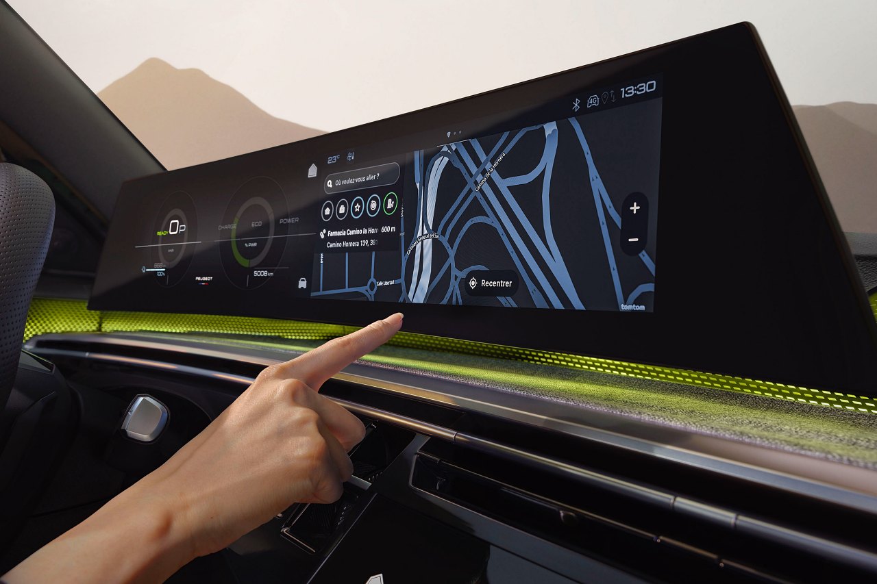 プジョーの3列7シートSUV『5008』が刷新。最新ハイブリッド搭載で燃費は18.4km／リッターに