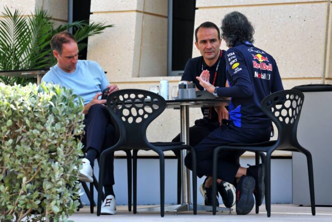 オリバー・ミンツラフ、アーメット・メルカン、ローレン・メキース（レッドブル）