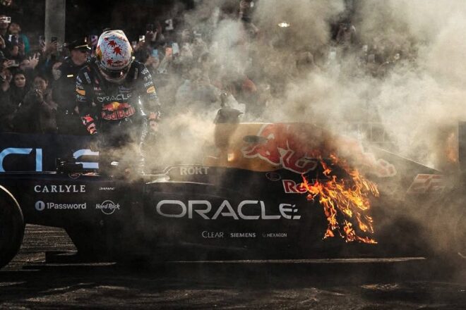 角田裕毅がレッドブルのチャンピオンマシン『RB7』をサンフランシスコでドライブ。炎が上がるトラブルも