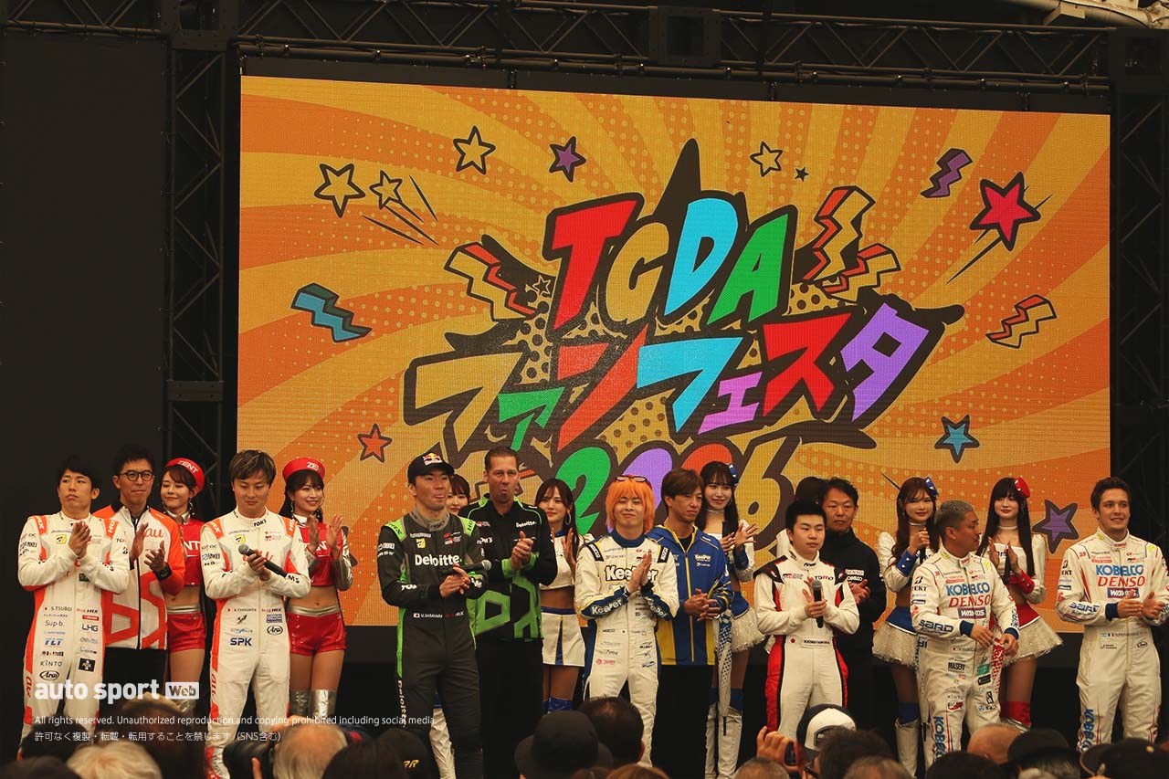 トヨタのGTドライバーによる交流イベント『TDGAファンフェスタ2026』が開催。KYOJOドライバーも登場