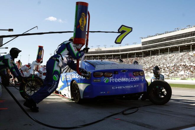 23XIトヨタが好調維持。45号車レディックがダブルオーバータイムで劇的逆転勝利／NASCAR第2戦