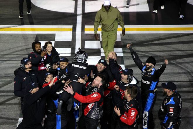 23XIトヨタが好調維持。45号車レディックがダブルオーバータイムで劇的逆転勝利／NASCAR第2戦