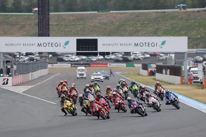2025年もてぎ2＆4レースのJSB1000クラス決勝レースのスタートシーン