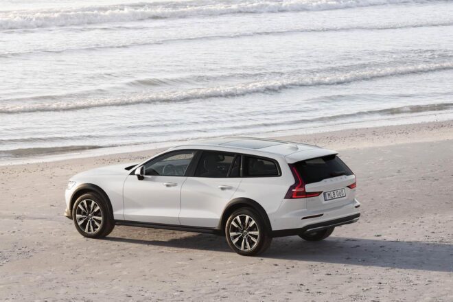 ボルボ、根強い人気を誇る『V60 Cross Country』の最後を飾る特別限定車“Classic Edition”が登場