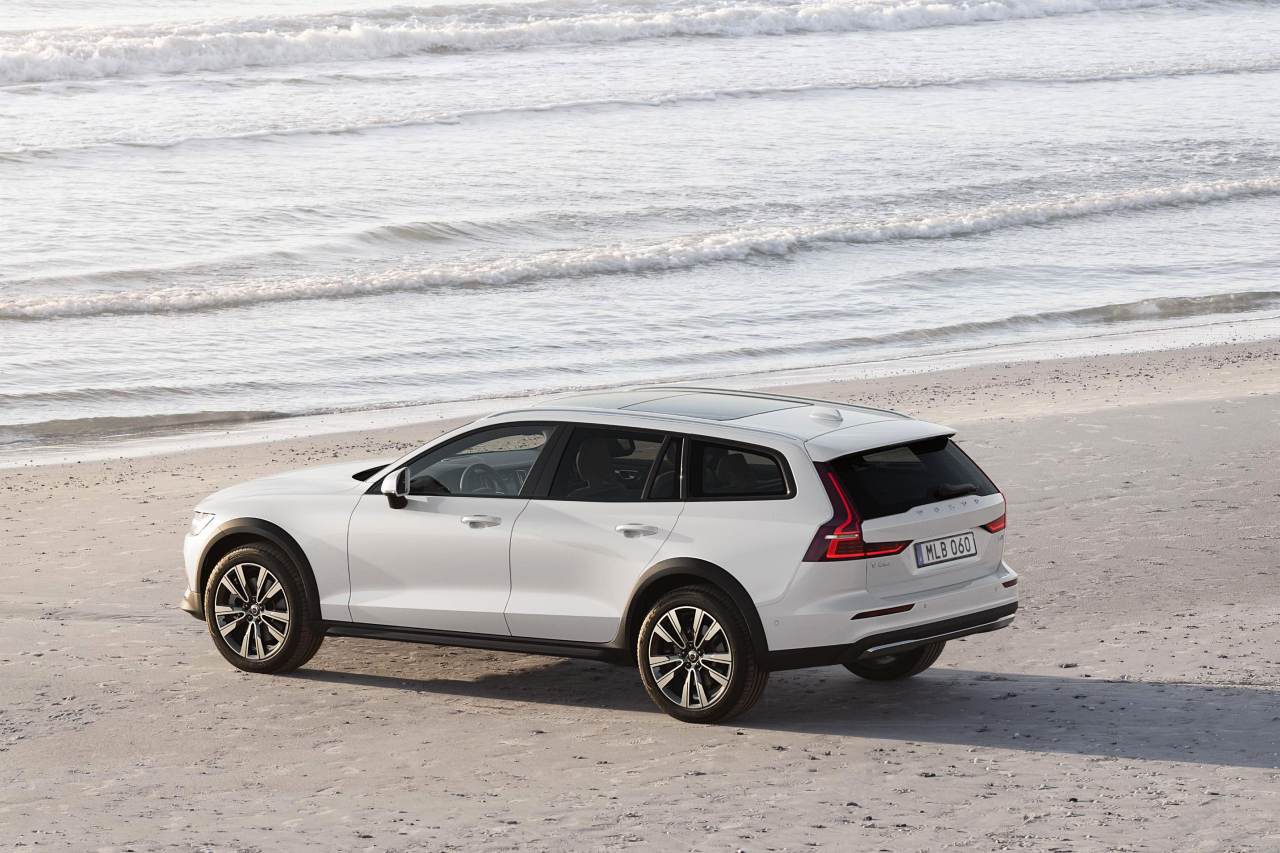 ボルボ、根強い人気を誇る『V60 Cross Country』の最後を飾る特別限定車“Classic Edition”が登場
