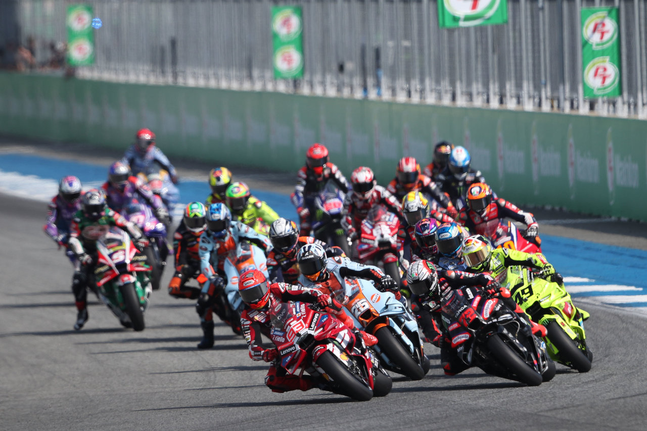 スプリントはアコスタが勝利。4位フィニッシュの小椋もポイント獲得／第1戦タイGP