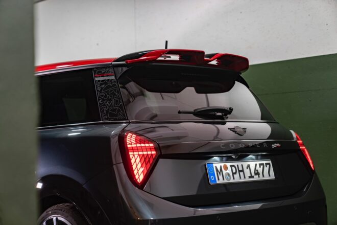 かつての“JCW GP”を再現する、走りに特化した『MINI GP INSPIRED EDITION』が登場。5ドアも設定