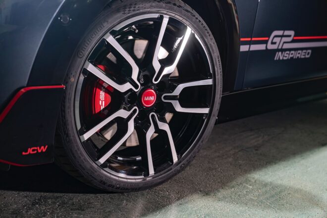 かつての“JCW GP”を再現する、走りに特化した『MINI GP INSPIRED EDITION』が登場。5ドアも設定
