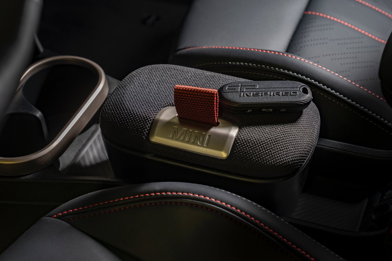 かつての“JCW GP”を再現する、走りに特化した『MINI GP INSPIRED EDITION』が登場。5ドアも設定