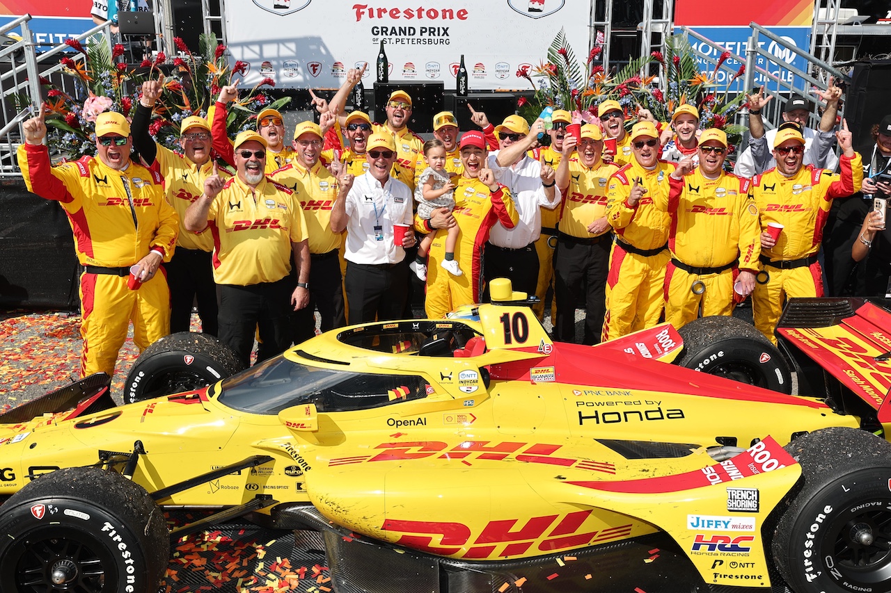 子供を抱いて喜ぶアレックス・パロウとチームスタッフ