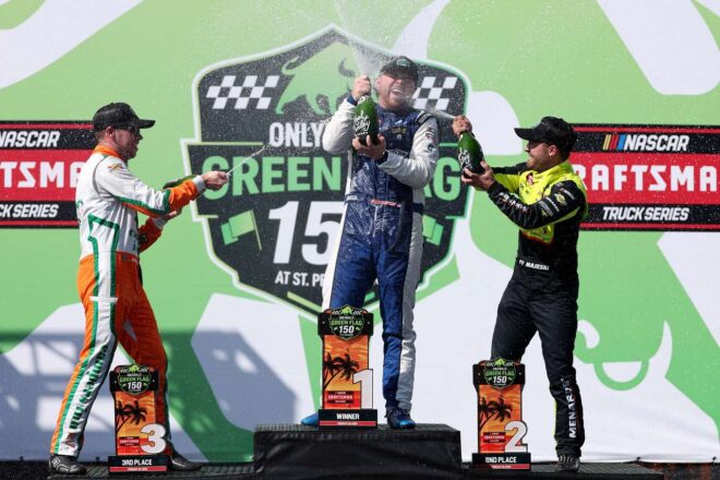 歴史的快進撃。トヨタのレディックが史上初の開幕3連勝「SVGを倒したいと思っていた」／NASCAR第3戦