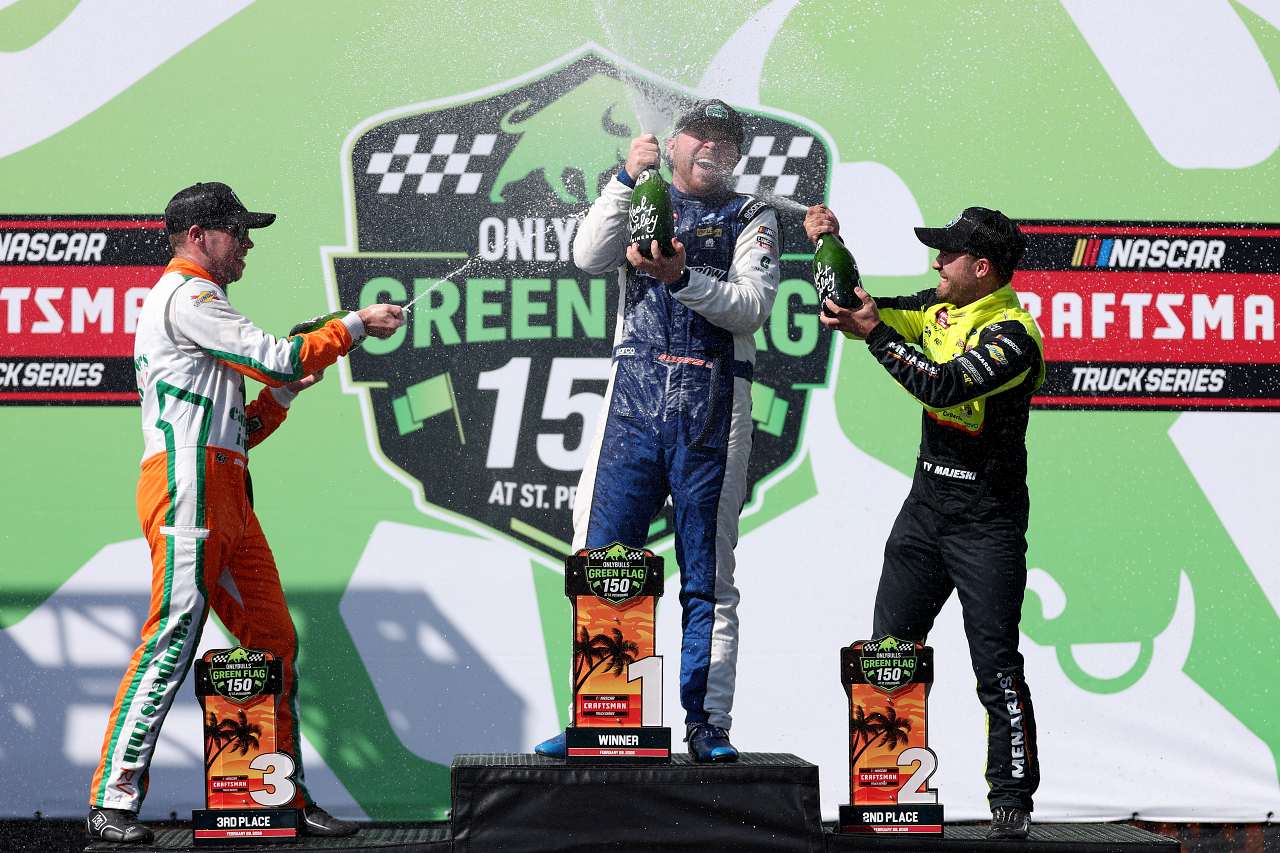 歴史的快進撃。トヨタのレディックが史上初の開幕3連勝「SVGを倒したいと思っていた」／NASCAR第3戦