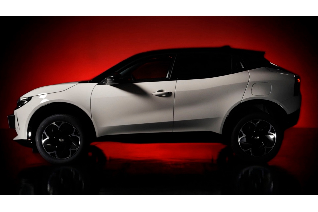 アルファロメオ、ハイブリッドコンパクト『ジュニア』に特別な白の限定車“Edizione Bianco”を設定