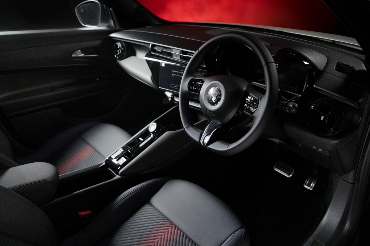 アルファロメオ、ハイブリッドコンパクト『ジュニア』に特別な白の限定車“Edizione Bianco”を設定