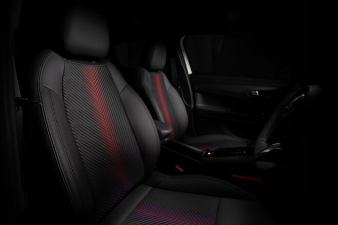 アルファロメオ、ハイブリッドコンパクト『ジュニア』に特別な白の限定車“Edizione Bianco”を設定