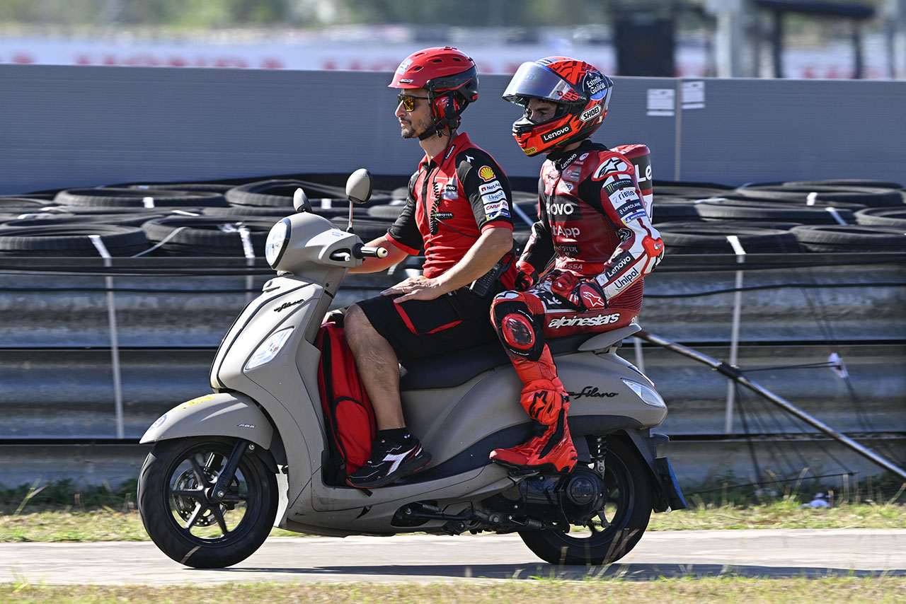 スクーターに乗せられピットに戻るマルク・マルケス（ドゥカティ・レノボ・チーム）／2026MotoGP第1戦タイGP