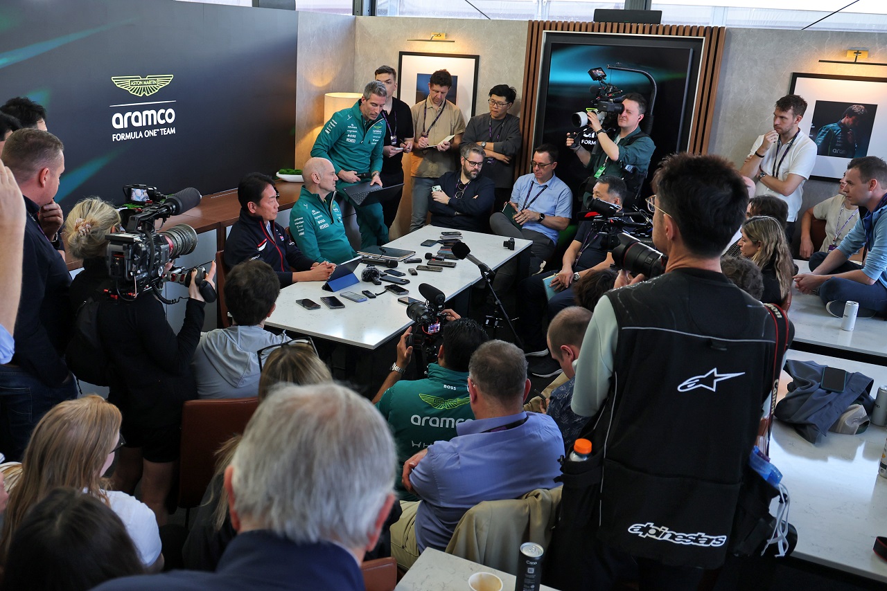 エイドリアン・ニューウェイ代表（アストンマーティン）と渡辺康治HRC社長の記者会見