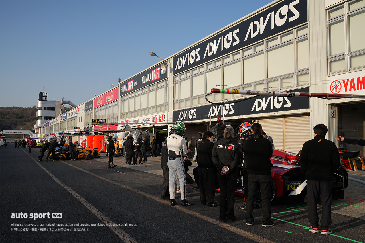 ドライバー交代練習するダニール・クビアトと小暮卓史