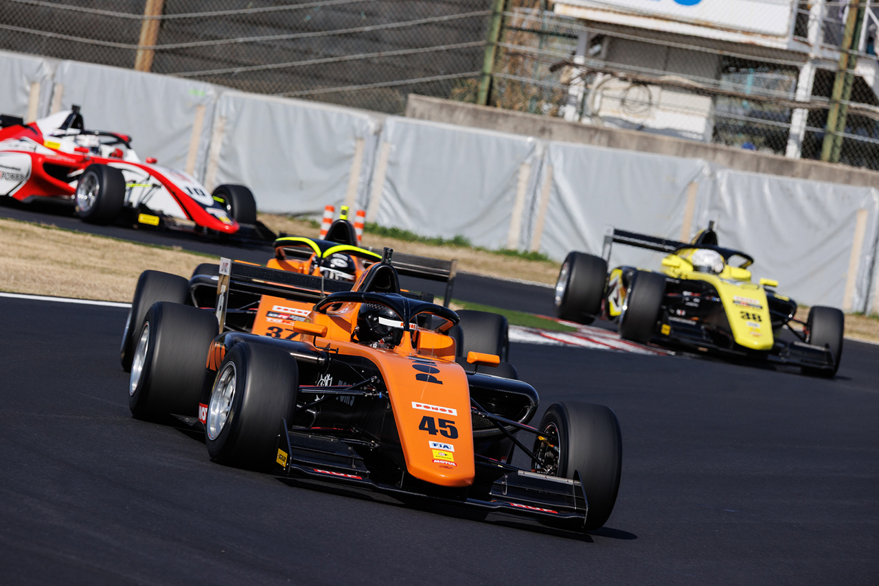 洞地遼大（PONOS RACING F111/3）