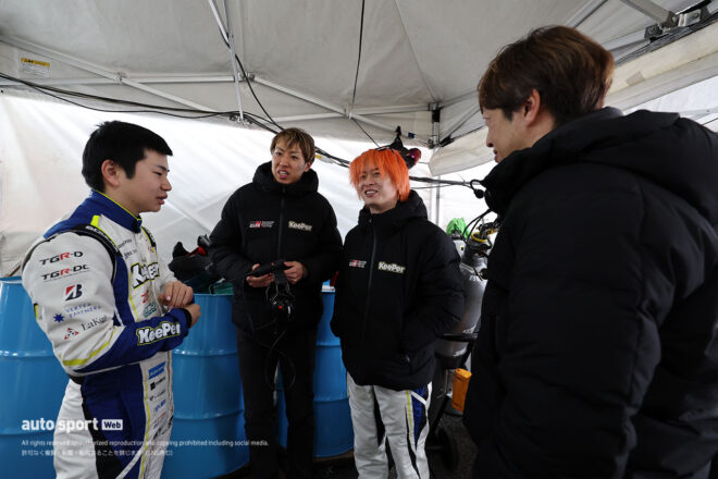 小林利徠斗、大湯都史樹、立川祐路監督、岡島慎太郎エンジニア（KeePer CERUMO GR Supra）