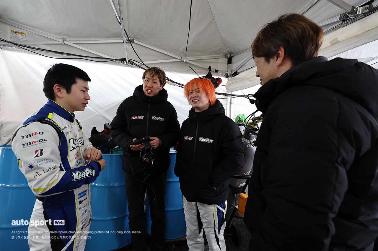 小林利徠斗、大湯都史樹、立川祐路監督、岡島慎太郎エンジニア（KeePer CERUMO GR Supra）